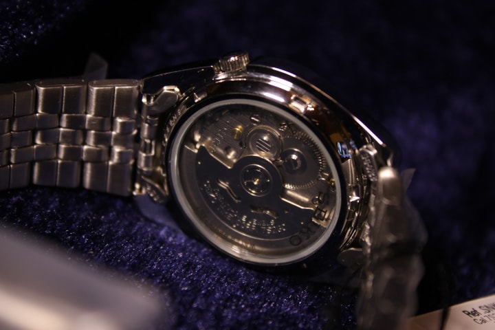 Fondo transparente del Seiko SNK355K1 mostrando el calibre automático 7S26