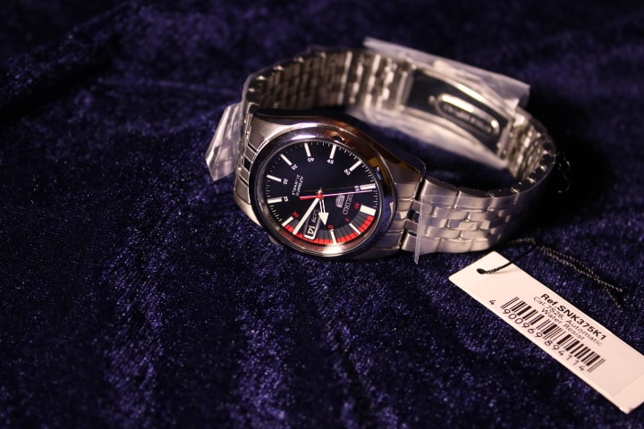 Seiko 5 SNK375K1 con su brazalete de acero y cierre desplegable
