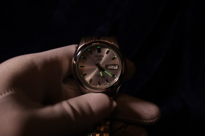 Esfera del Seiko SNK355K1 con agujas e índices luminiscentes