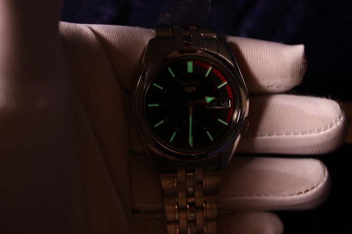 Esfera del Seiko SNK375K1 con agujas e índices luminiscentes