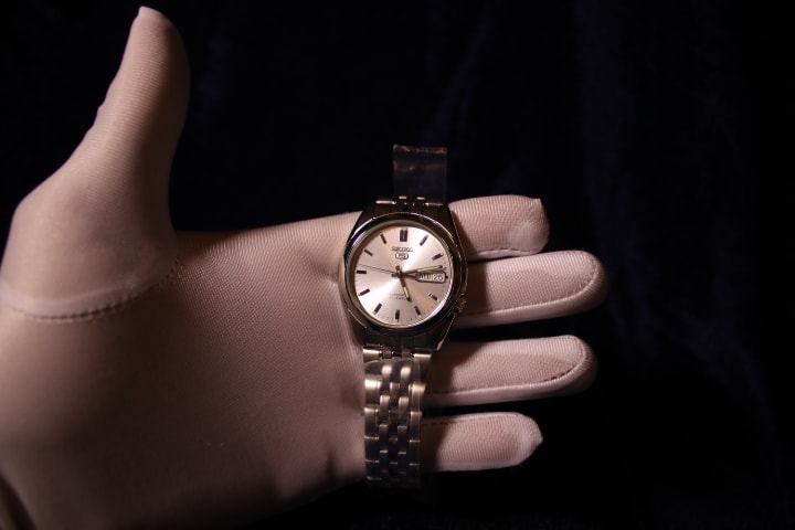 Seiko 5 SNK355K1 de frente, esfera plateada con día y fecha