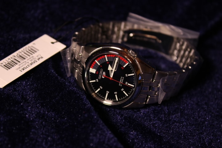 Seiko 5 SNK375K1 de lado con su etiqueta de referencia