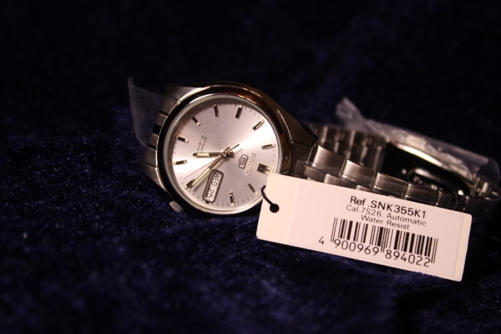 Seiko 5 SNK355K1 de lado con su etiqueta de referencia