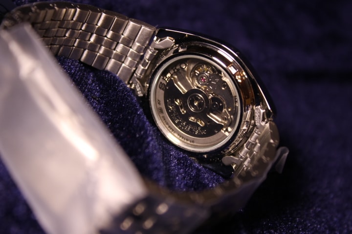 Fondo transparente del Seiko SNK375K1 mostrando el calibre automático
